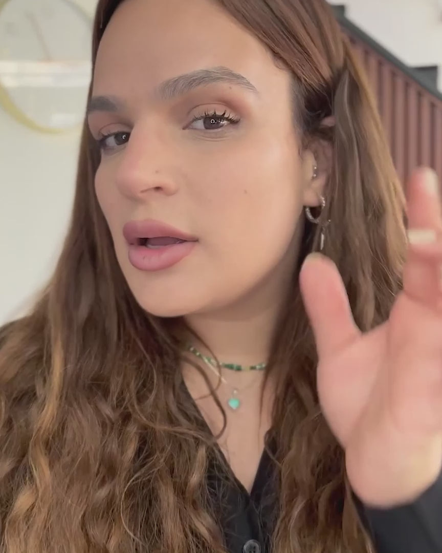 ברונזר קרמי QUEEN BE של Be La Belle בגוון ברונזה-זהב יוקרתי, באריזת קומפקט שחורה עם לוגו שפתיים זהוב, למראה עור שזוף וזוהר.